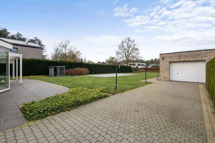 Ruime, residentieel gelegen villa op +- 2.300 m2 grond met verw. buitenzw.en 2 garages.