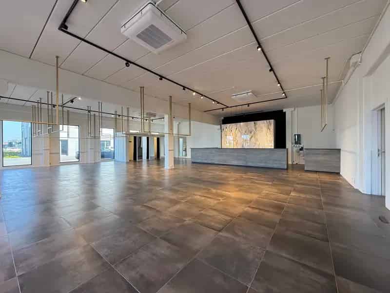 Instapklaar handelspand 428m² met 14 staanplaatsen