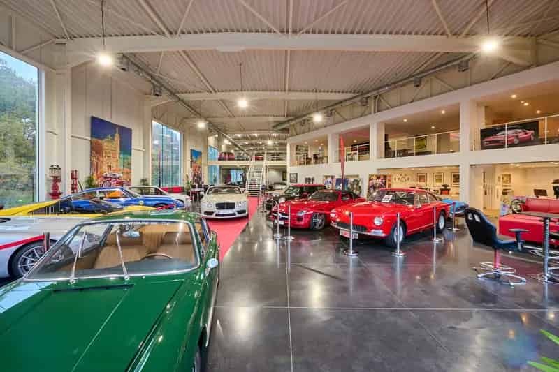 TE KOOP Showroom met Kantoren Toplocatie