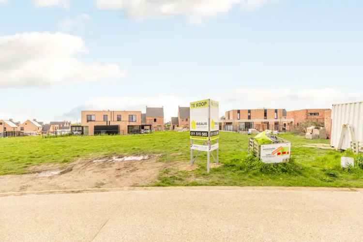 UNIEKE KANS! Deze knappe kavel van 3a 41ca, voor een half open woning, gelegen in Bree