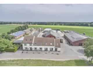 Boerderij te koop Hamont-Achel met 2 woningen en stallen