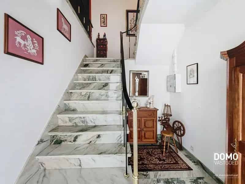 Handelspand met Appartement te Kermt