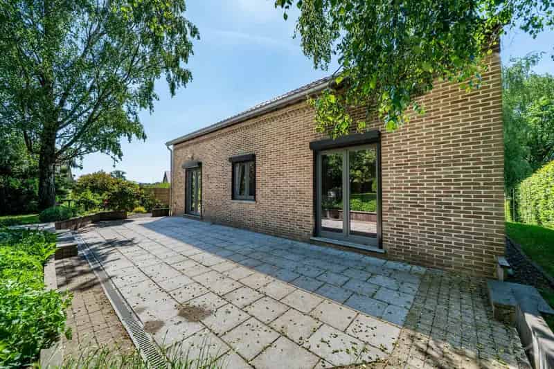 Huis te koop Sombreffe: Grote villa met 4 gevels, garage en zolder