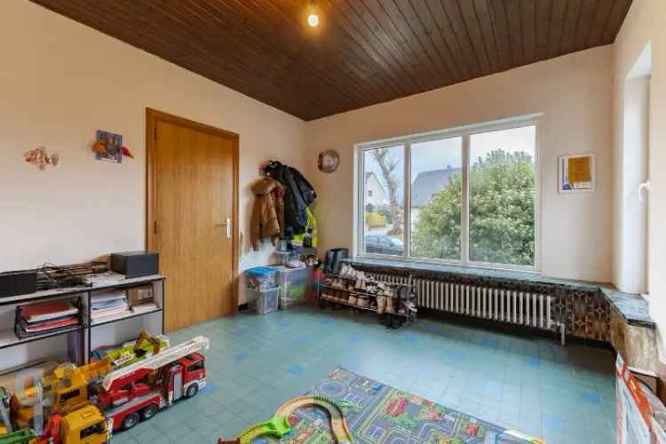 Te koop villa in Brakel met vernieuwde ruimtes en loods