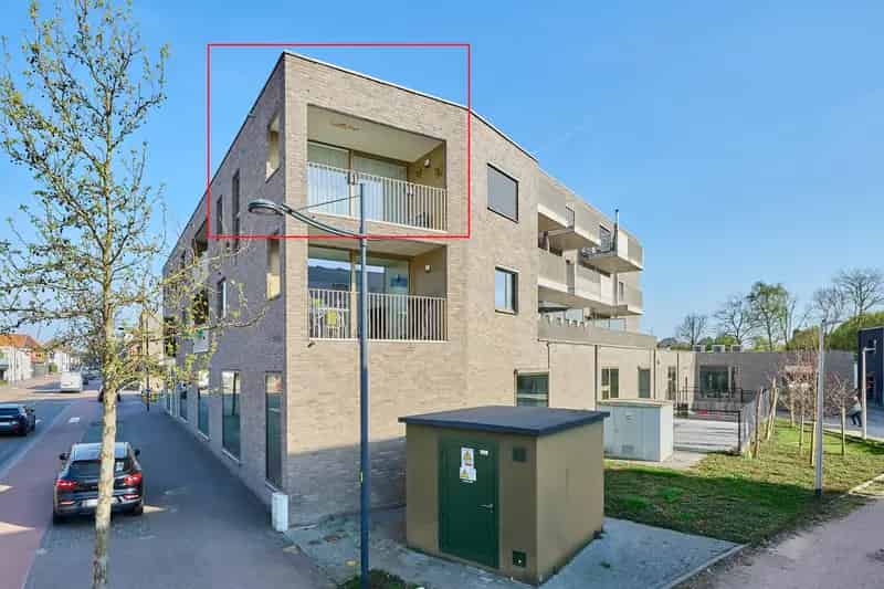 Serviceflat te koop met terras en ondergrondse parking