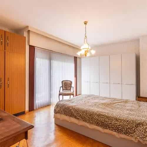 Te renoveren woning met 3 slaapkamers, inpandige garage en mooie uitgestrekte tuin!