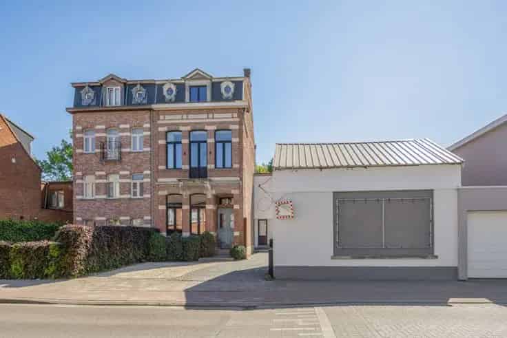 Herenwoning te Koop: Karaktervolle woning met bijgebouw en zwembad