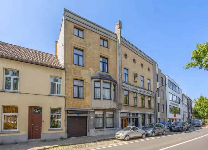 Karaktervolle woning met grote tuin en zwembad in hartje Lier