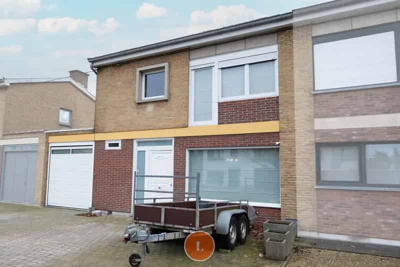 Te renoveren woning Moorsele met garage en tuin