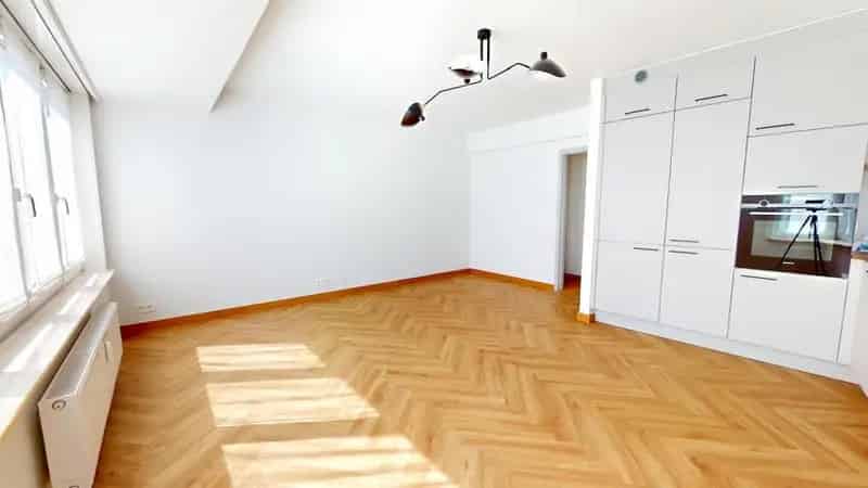Gerenoveerd 1 Slaapkamer Appartement Schaerbeek Nabij Winkels en Transport