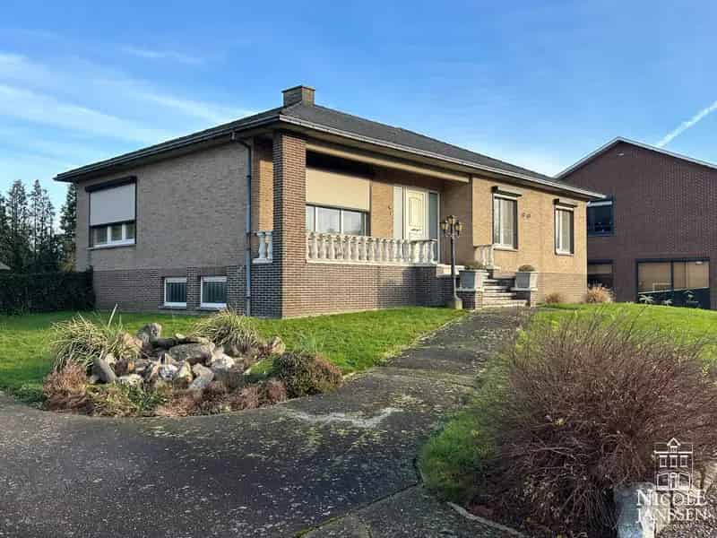 Gelijkvloerse gezinswoning 3 slaapkamers grote kelder ruime tuin