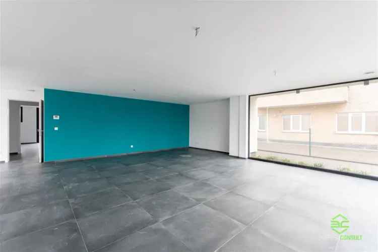 Te koop toonzaal met appartement en 2 ruime garages op toplocatie