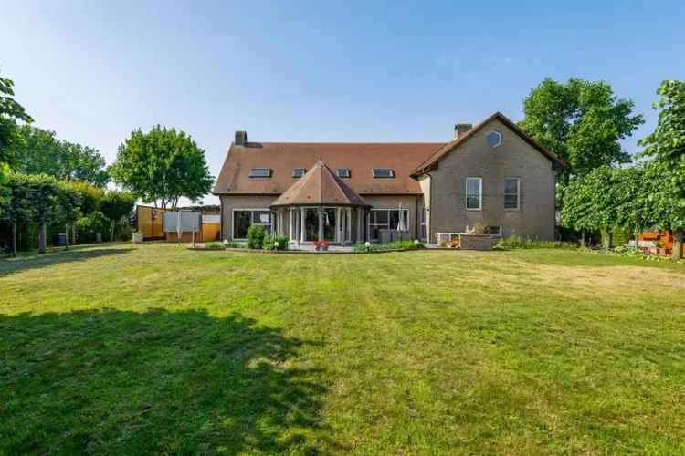 Landelijk gelegen split level villa op mooi perceel van 2820 m²