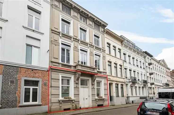 Appartement te koop in Antwerpen met terras en authentieke elementen