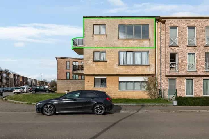 Ruim 3 Slaapkamer Appartement te Wommelgem met Terras en Garage