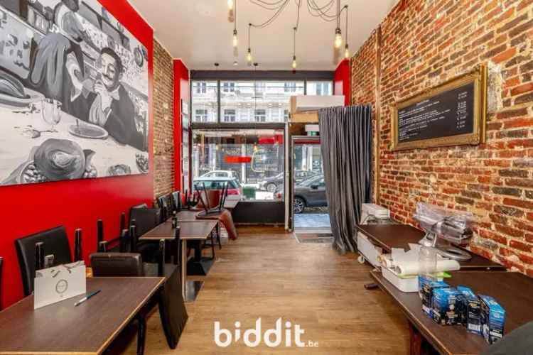 Opbrengsteigendom met Appartementen Kantoren en Magazijn