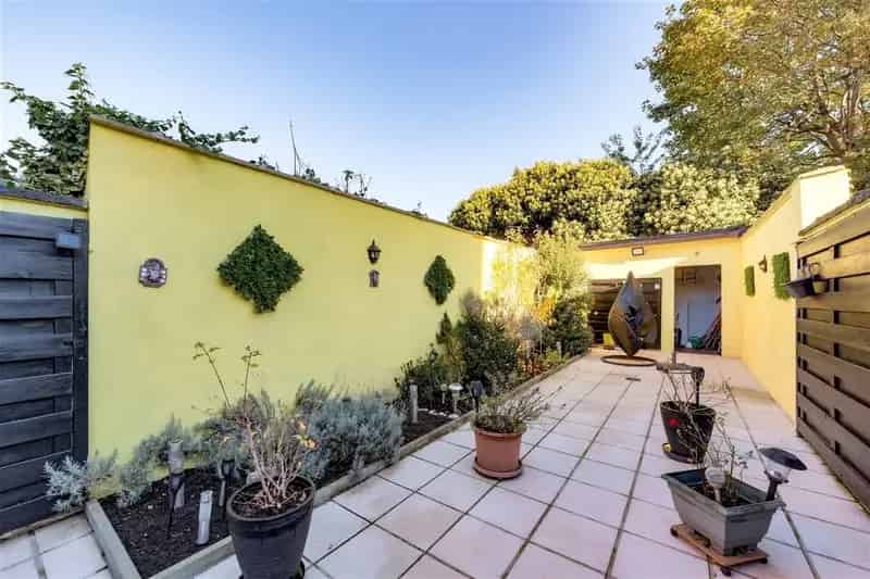 Huis te koop Borgerhout: Instapklare handelswoning met tuin