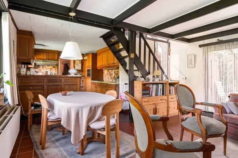 Op te frissen woning met tuin te Zoersel