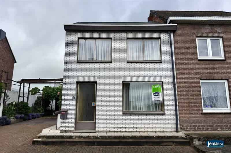 Huis te koop Lanaken: Op te frissen woning nabij centrum