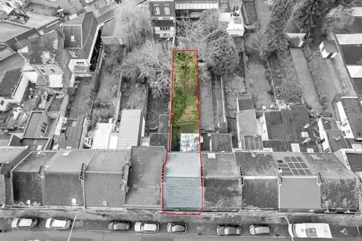 Huis Te Koop Marcinelle: Ruim Landhuis met Tuin