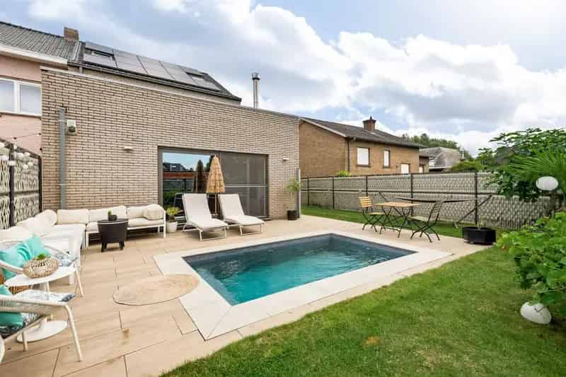 Moderne Halfopen Bebouwing met Zwembad en 5 Slaapkamers