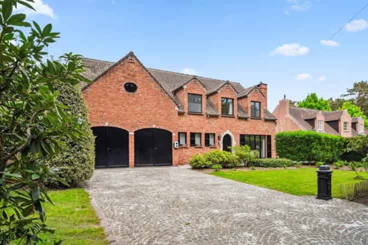 Villa te koop: Ruime gezinswoning met 4-5 slaapkamers en dubbele garage