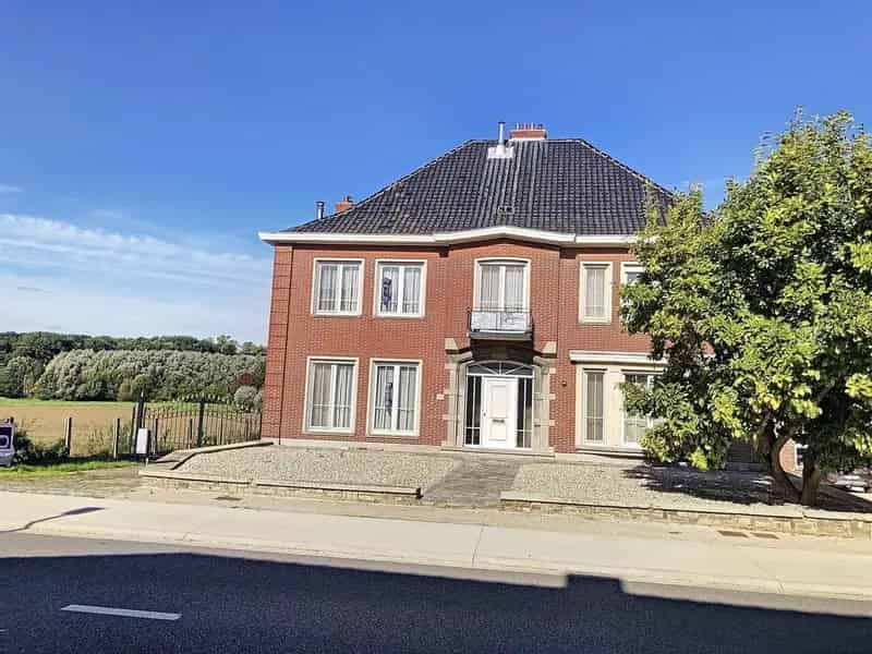Huis te huur: Riante villa met hangaar en prachtige tuin