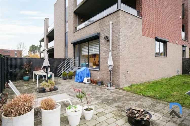 Gelijkvloers appartement met privé tuin en terras.