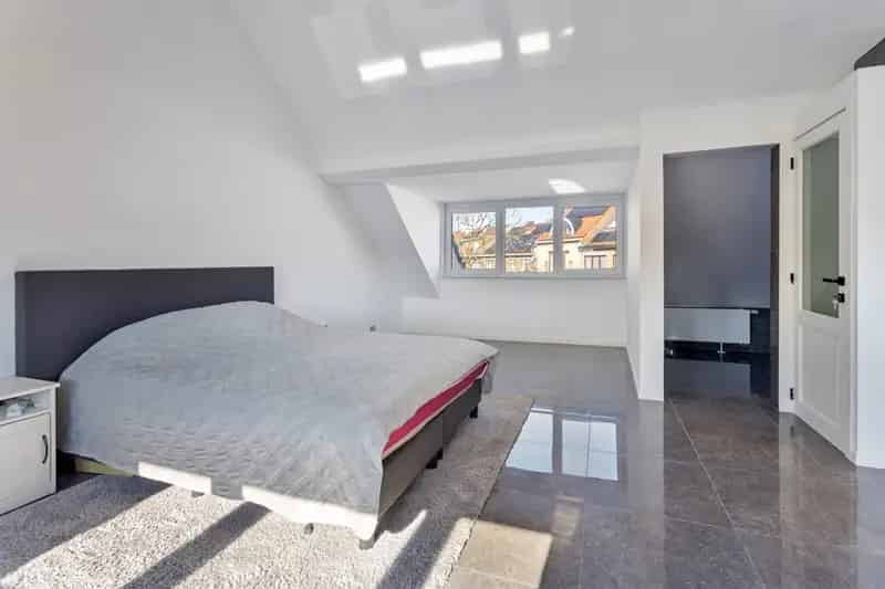 Huis te koop: gerenoveerde woning met 4 slaapkamers en tuin
