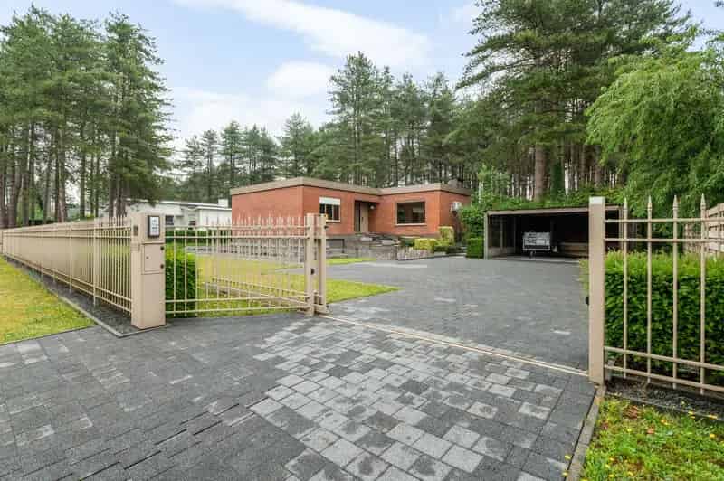 Gelijkvloerse Villa 3 Slaapkamers 2800m2 Grond