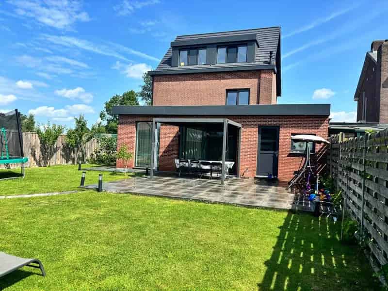 Gerenoveerde gezinswoning met 5 slaapkamers en ruime tuin