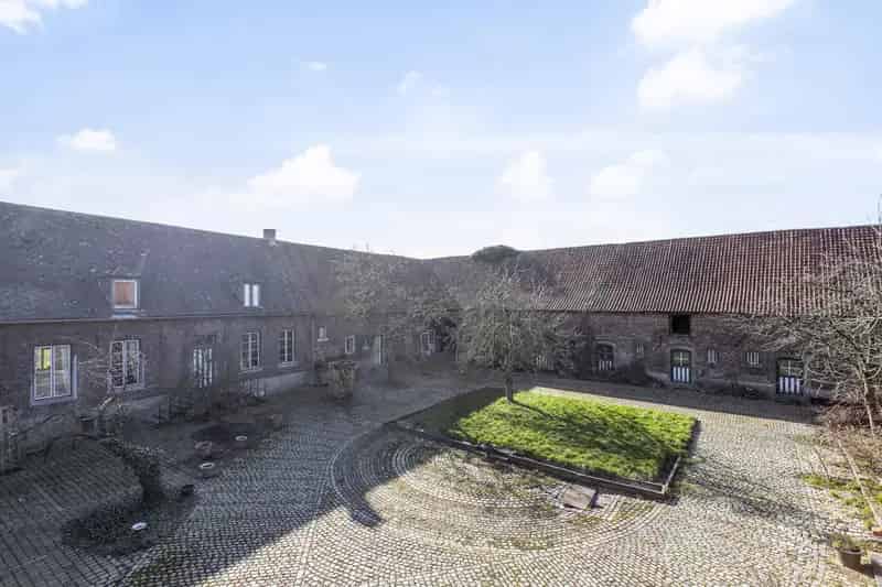 Hoeve met geplaveide binnenplaats te Sint-Katherina-Lombeek