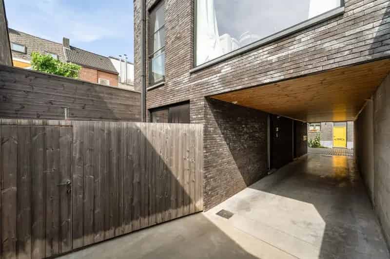 Magazijn 145m² Lier - Opbrengsteigendom met 2 Appartementen