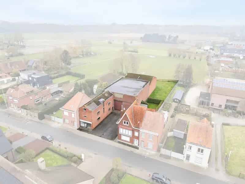 Ruime Opslagplaats en Gezinswoning te Izegem