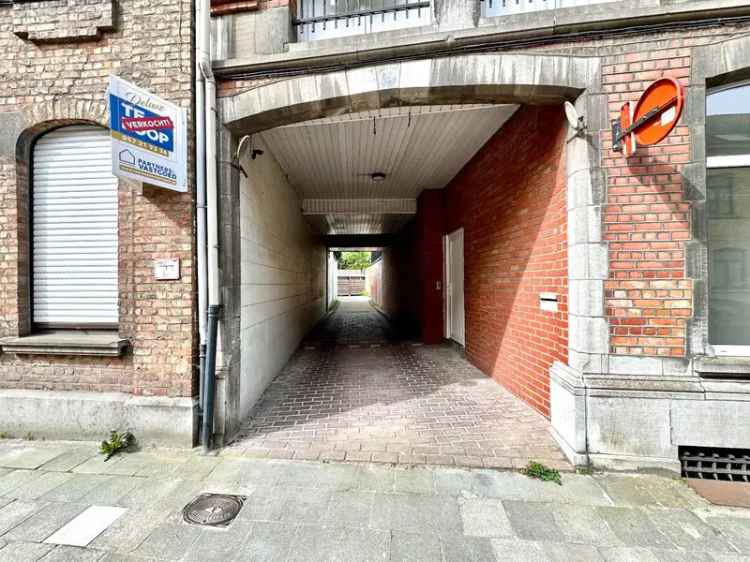 Te koop parkeerplaatsen in centrum Ieper met 10 garages en 2 carports