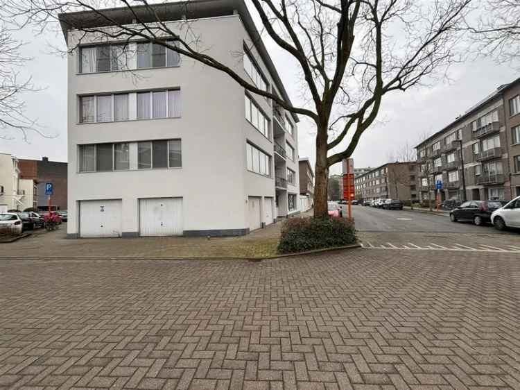 Appartement te koop in Mortsel met garagebox en terras