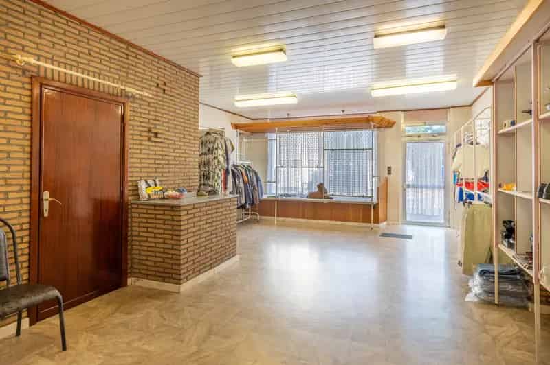 Huis te huur: Handelshuis met grote garage te renoveren