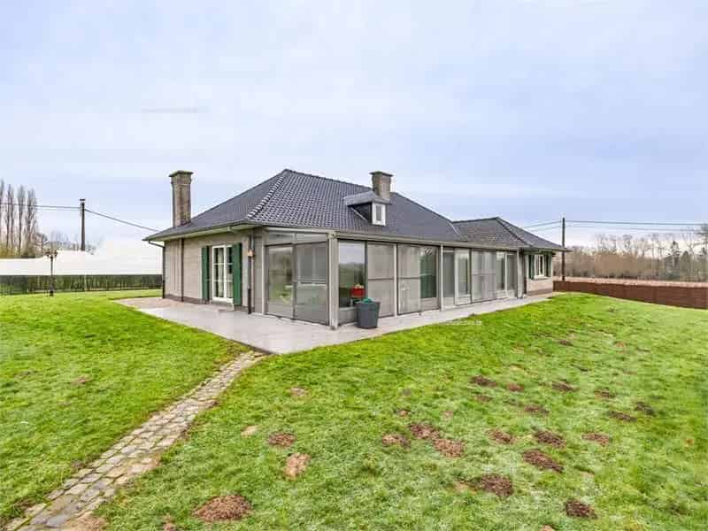 Familiebungalow te koop met 4 slaapkamers en grote tuin