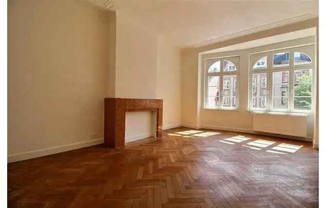 Huur 6 slaapkamer huis van 391 m² in Schaerbeek - Schaarbeek