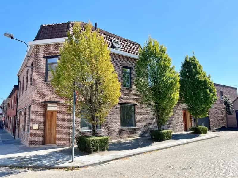 Volledig vernieuwde woning met gezellige koer en uitweg