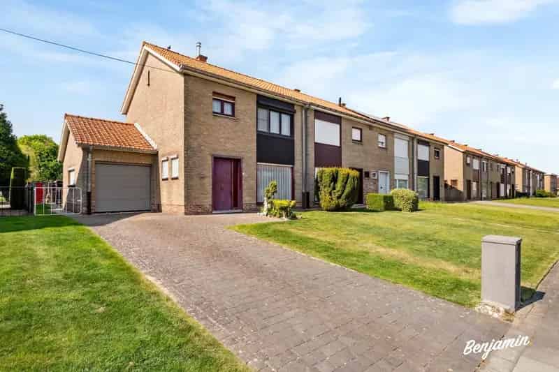 Halfopen woning met 3 slaapkamers, garage en tuin met uitweg in Harelbeke