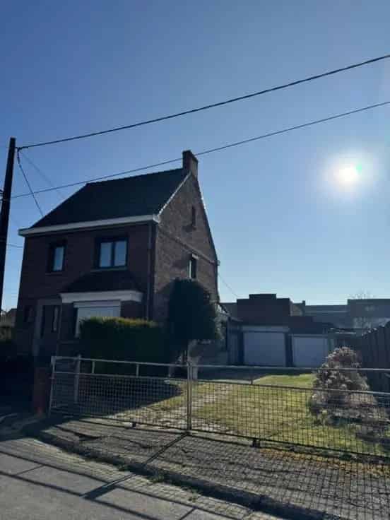 Huis te koop met 6 slaapkamers, 2 garages en tuin