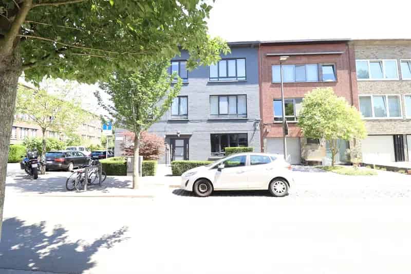 Gerenoveerd gelijkvloers appartement met terras te koop