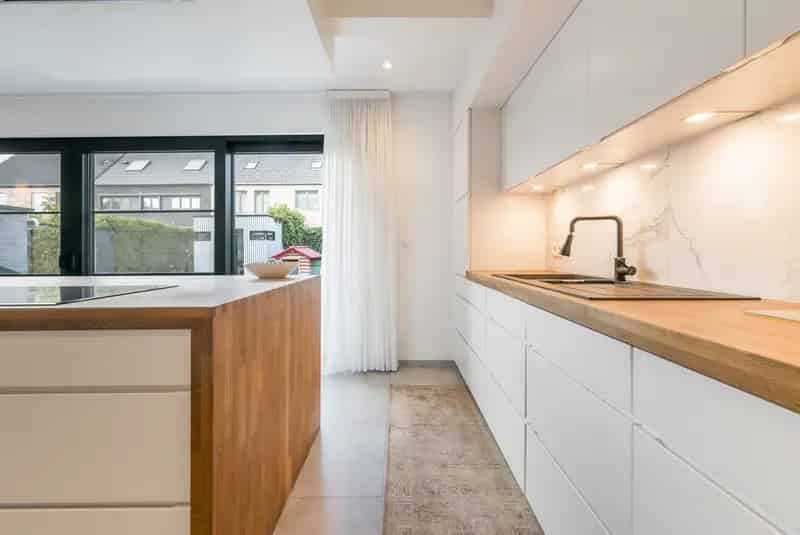 5 Slaapkamer Huis Te Koop: Moderne woning met tuin in groene oase