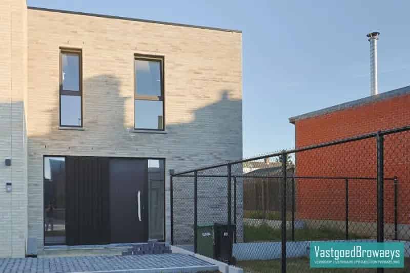 HOB met garage en zonnige tuin te koop