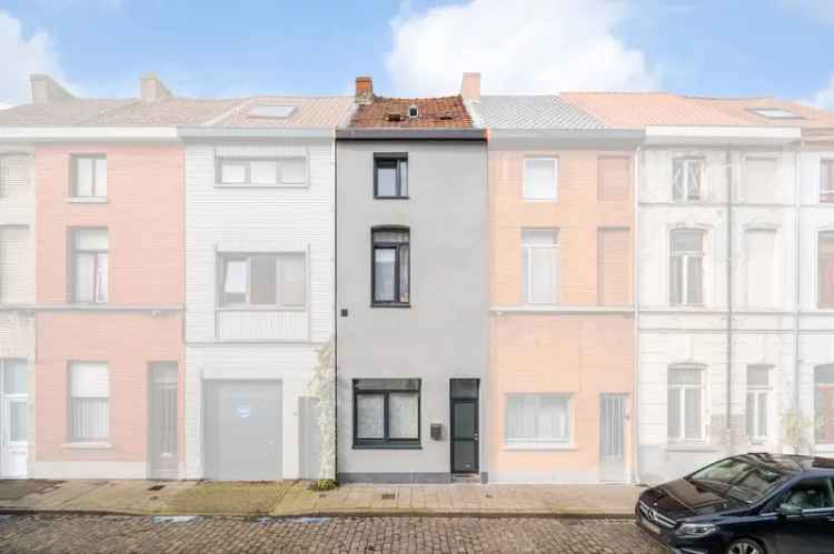 Te koop rijwoning in Gent met veel potentieel dichtbij Odisee