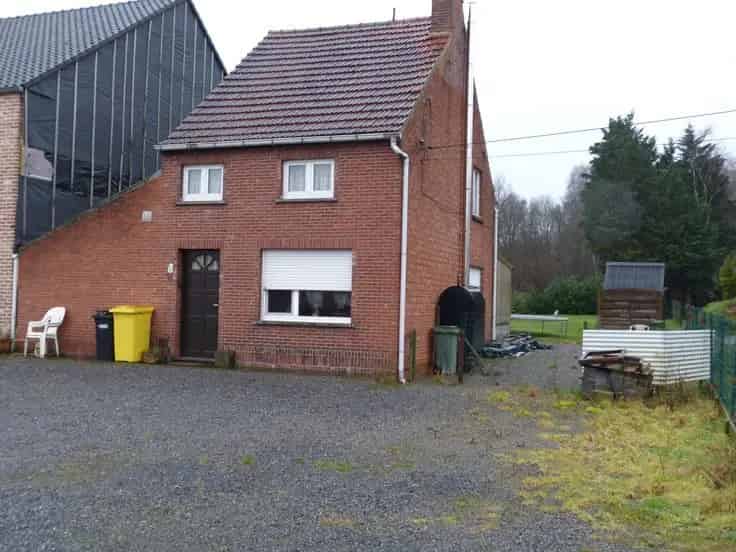 Te renoveren huis met 2 slaapkamers en tuin