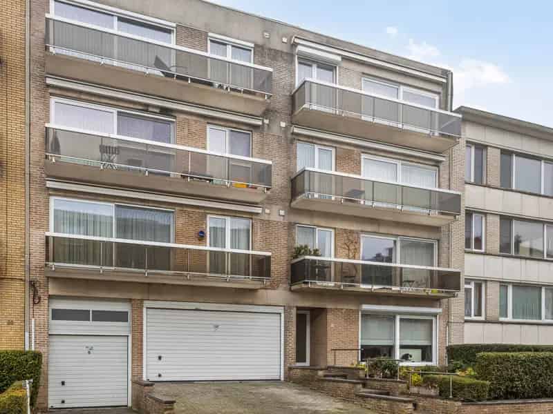 Lichtrijk appartement met dubbele garage te koop