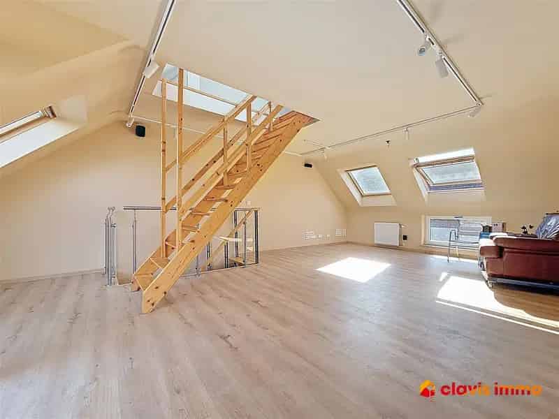 Gerenoveerde woning met grote garage