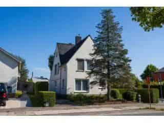 Huis te koop Kortrijk - Karaktervolle woning met atelier en garages